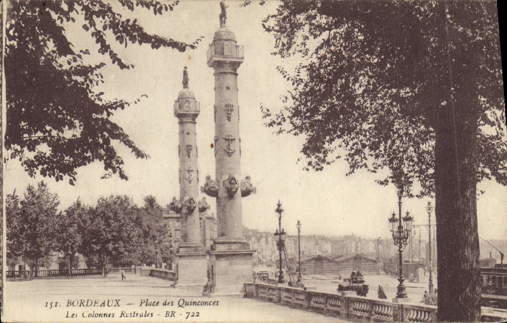 CPA Bordeaux Place des Quinconces Les colonnes rostrales