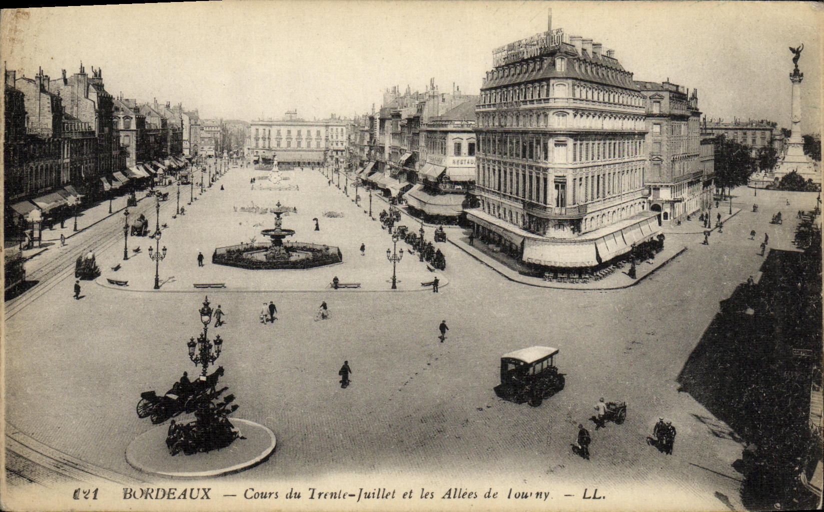 CPA Bordeaux Cours du Trente Juillet et les Allees de Tourny