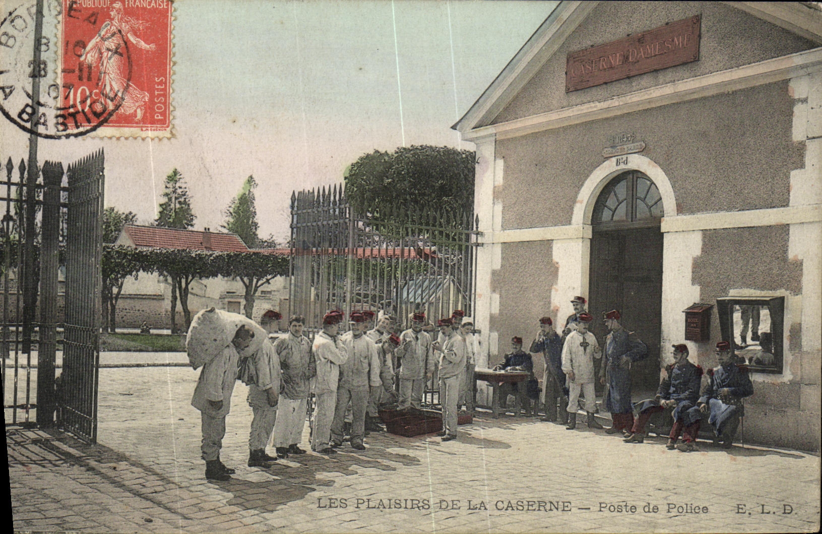 CPA Les Plaisirs de la Caserne Poste de Police Caserne Damesnil Bordeaux TOP Militaria