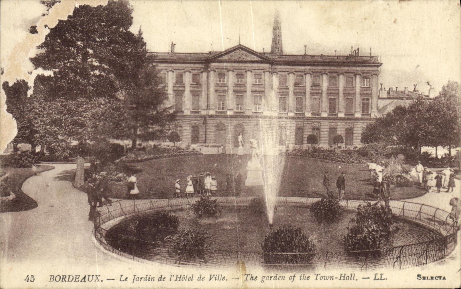 CPA Bordeaux Le Jardin de l Hotel de Ville
