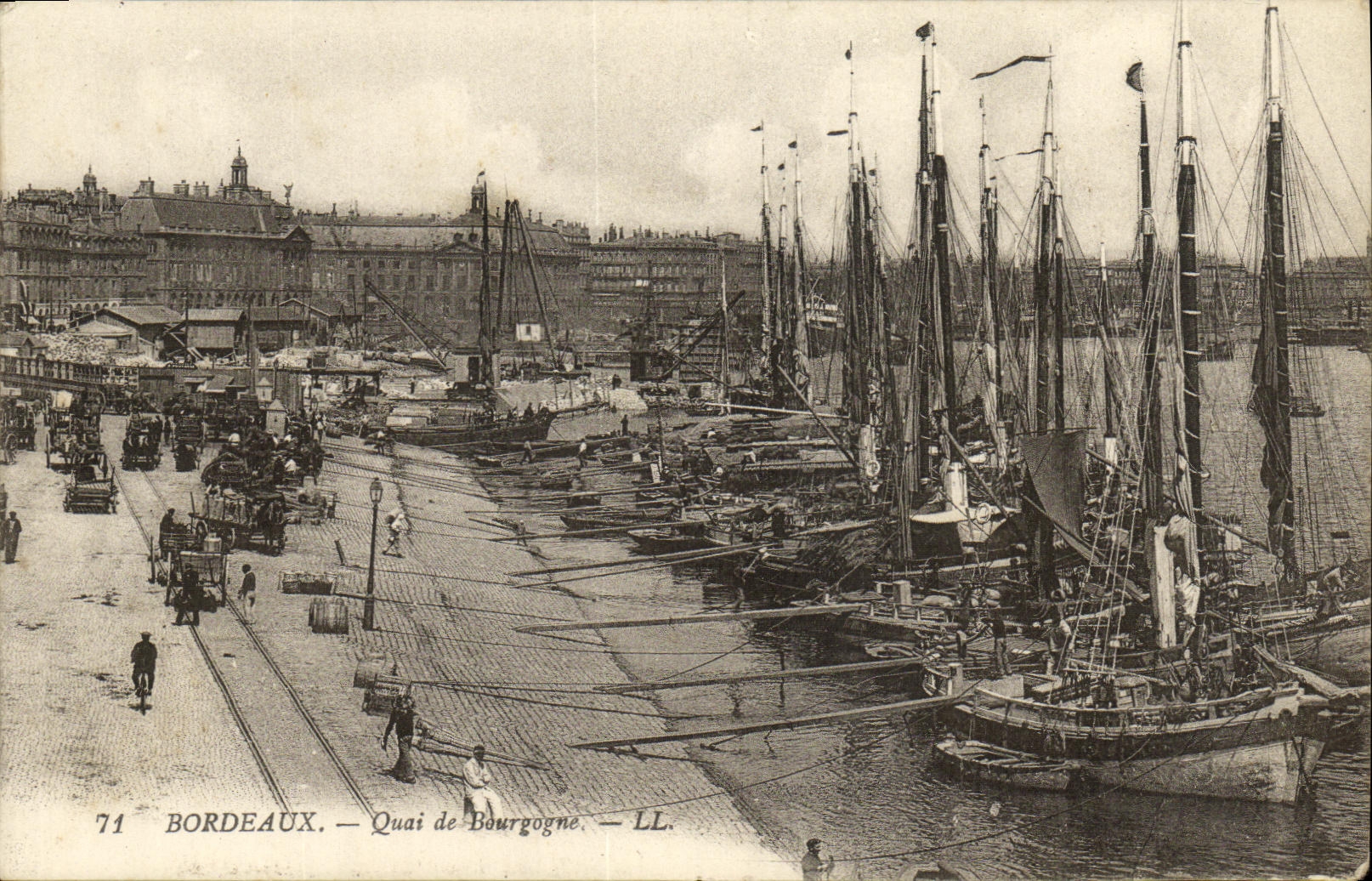 CPA Bordeaux Quai de Bourgogne Bateaux
