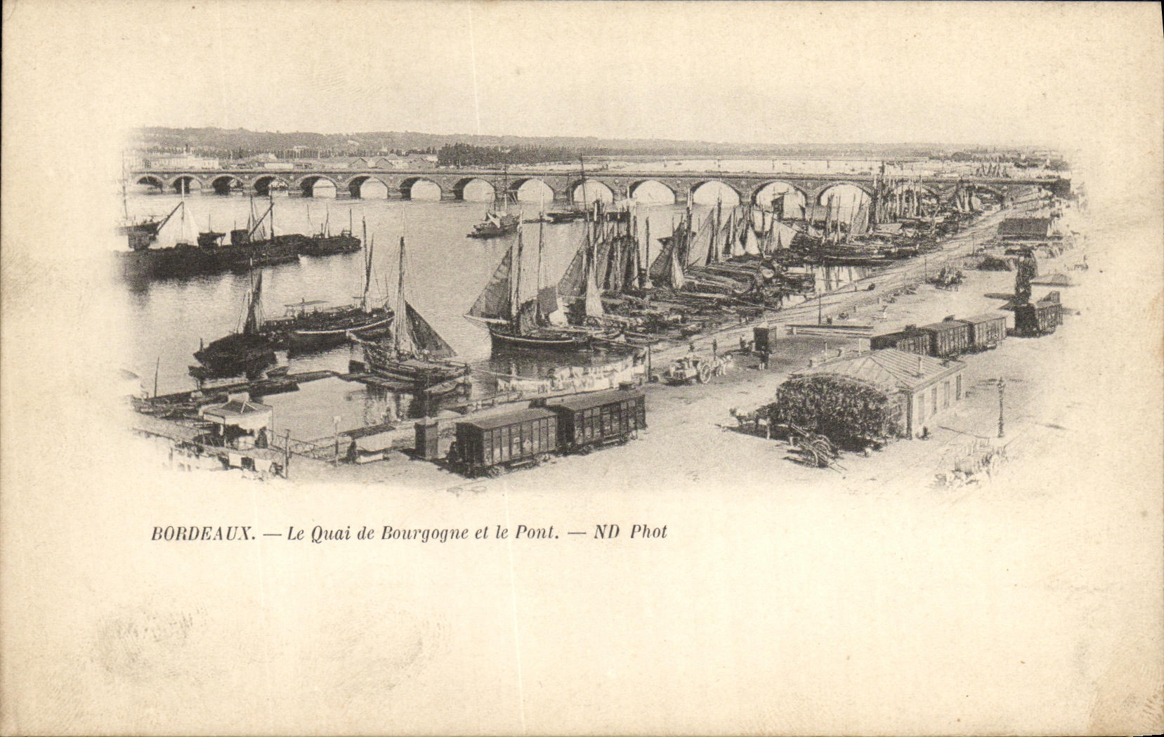 CPA Bordeaux Le Quai de Bourgogne et le Pont Bateaux