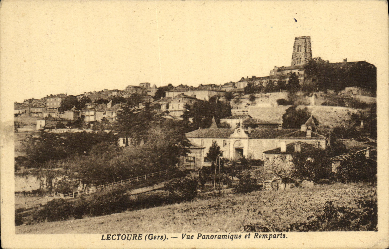 CPA Lectoure Vue Panoramique et Remparts