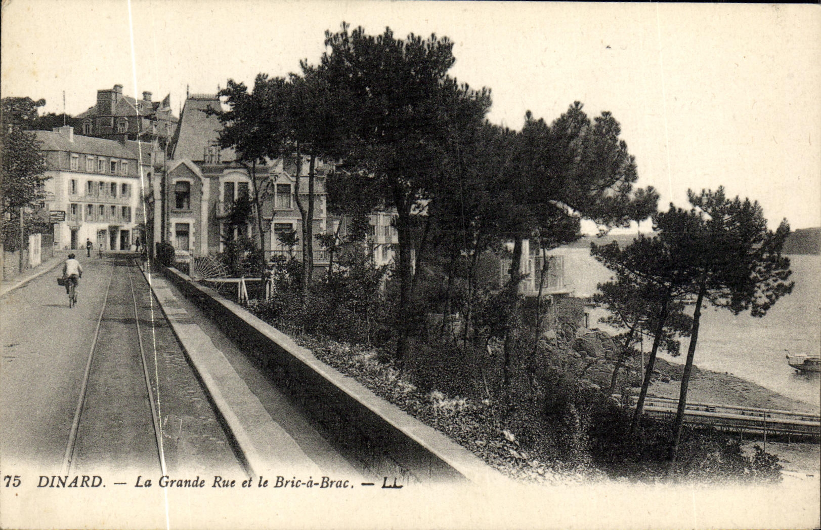 CPA Dinard La Grande Rue et le Bric a Brac
