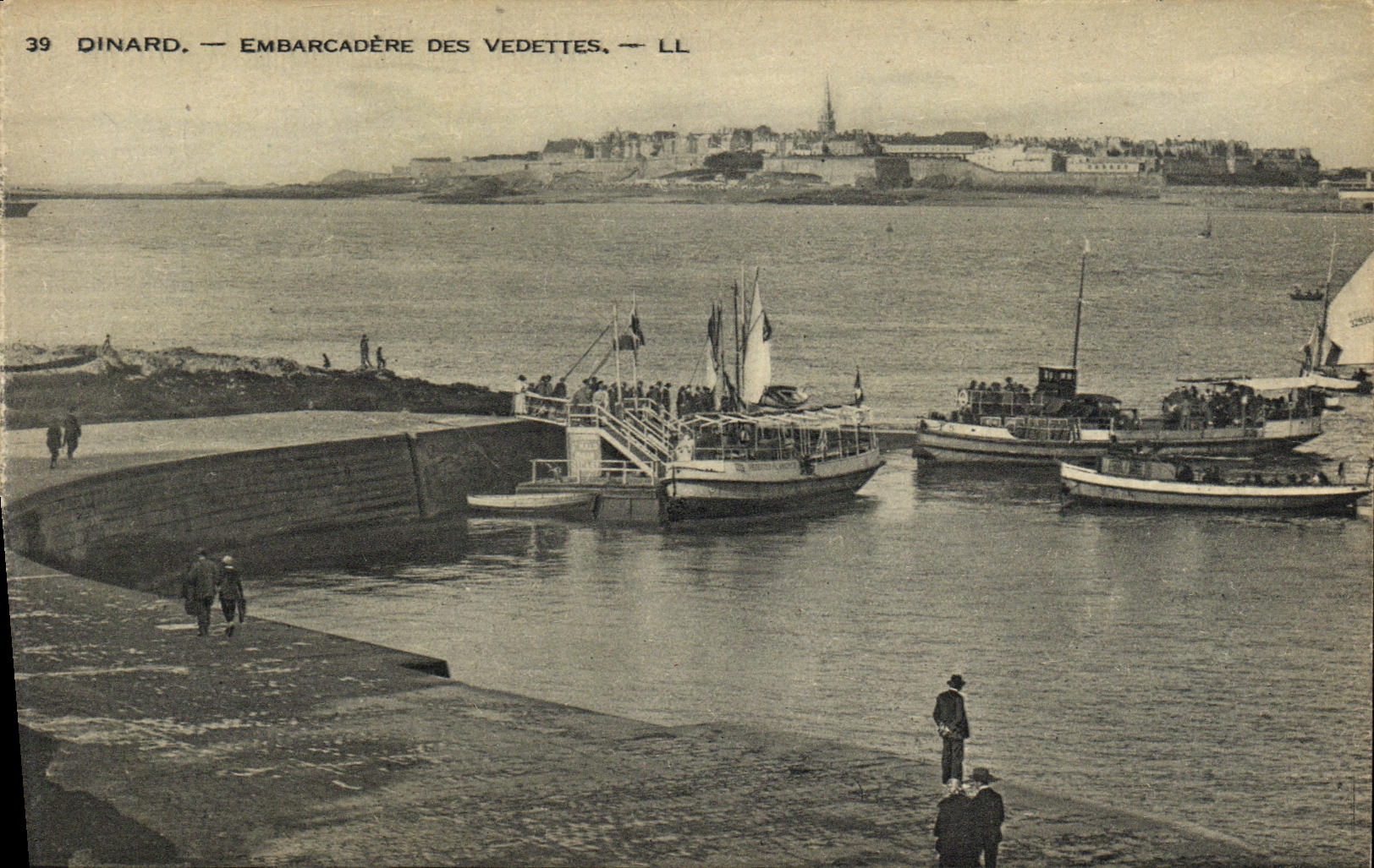 CPA Dinard Embarcadere des Vedettes Bateaux