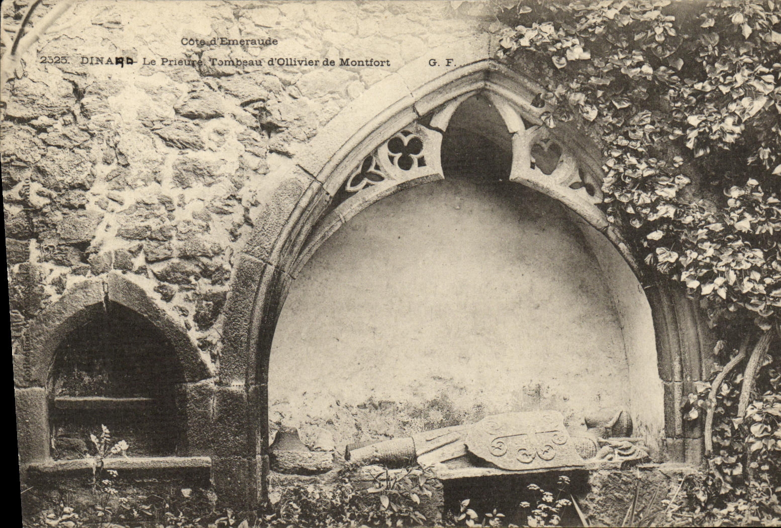 CPA Dinard Le Prieure Tombeau d Ollivier de Montfort