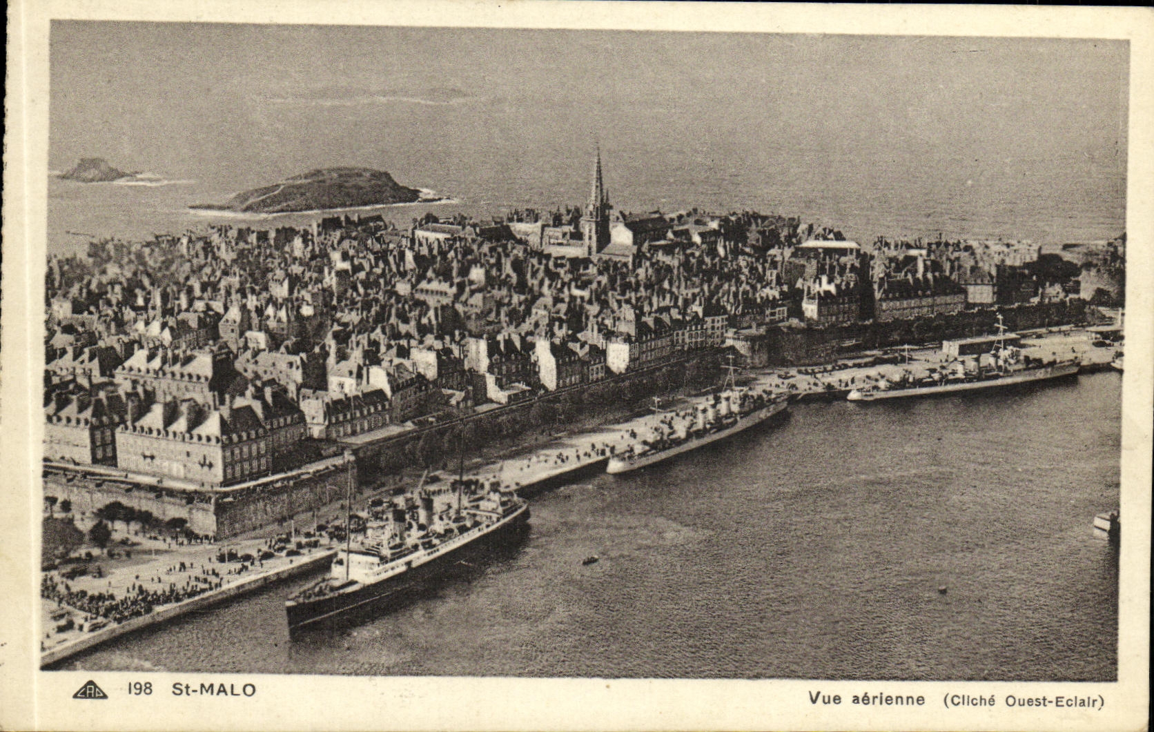 CPA St Malo Vue aerienne Bateaux