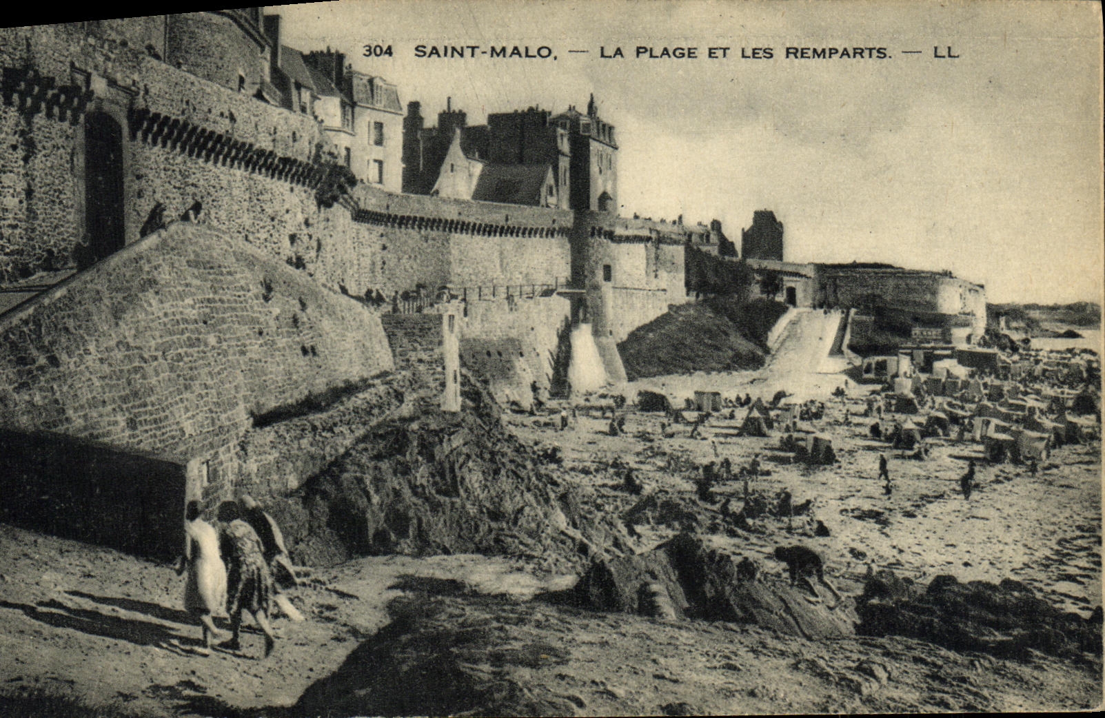 VINTAGE POSTCARD Holy Malo the beach and remaprts