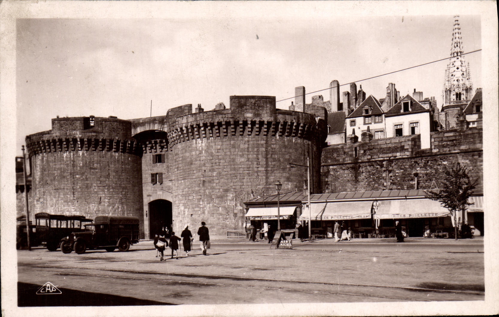 VINTAGE POSTCARD Holy Malo the large door and the cathedral