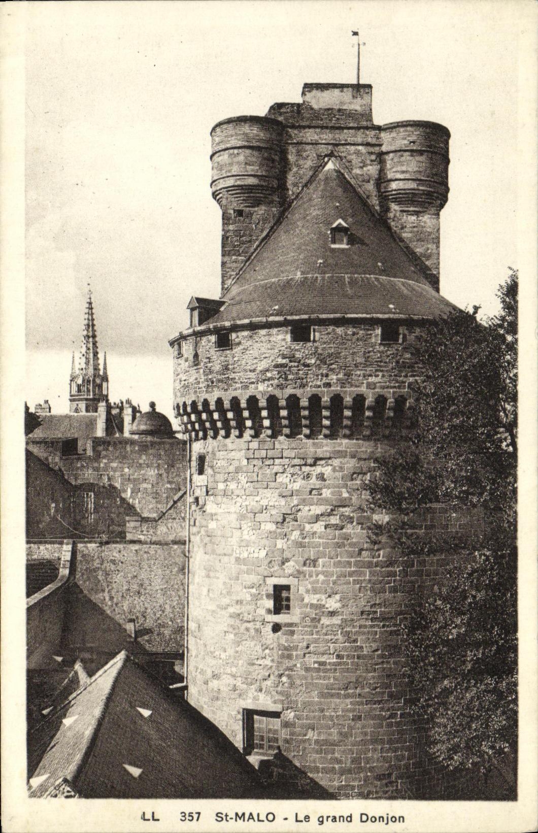 VINTAGE POSTCARD Holy Malo the large Keep