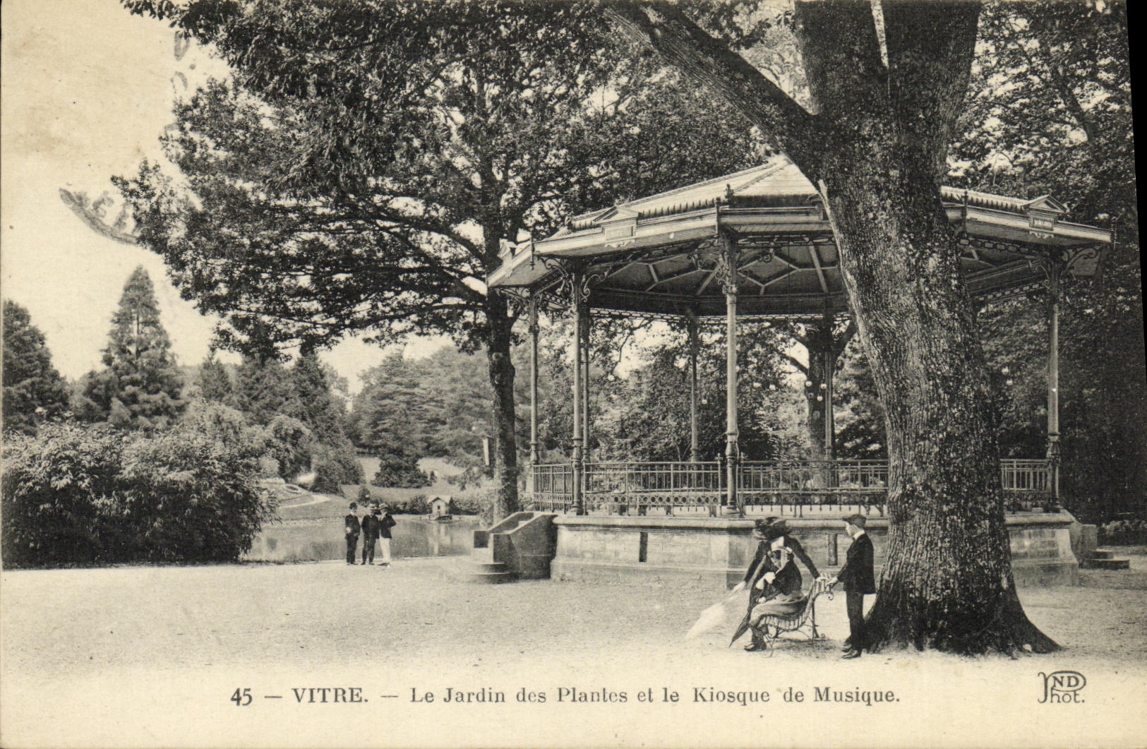 CPA Vitre Le Jardin des Plantes et le Kiosque de Musique