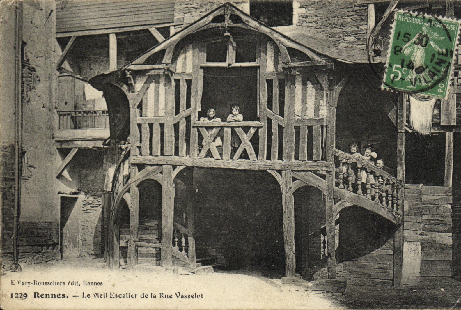 CPA Rennes Le vieil Escaller de la Rue Vasselot Enfants