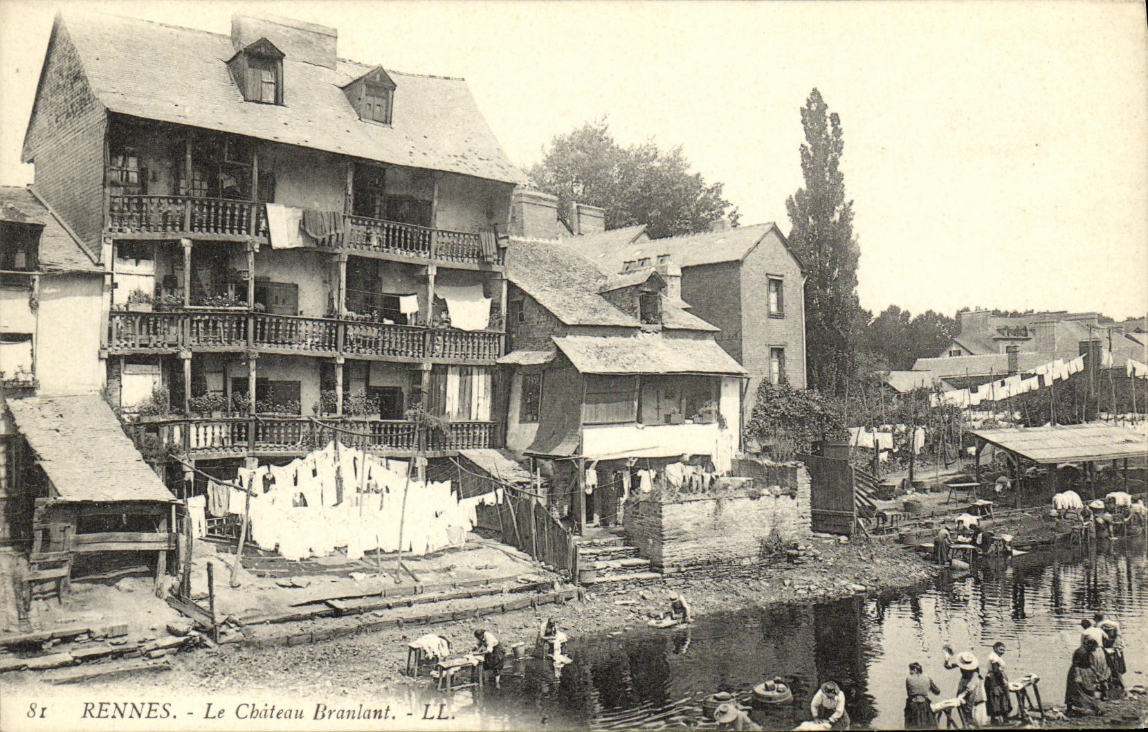 CPA Rennes Le Chateau Branlant Lavandieres