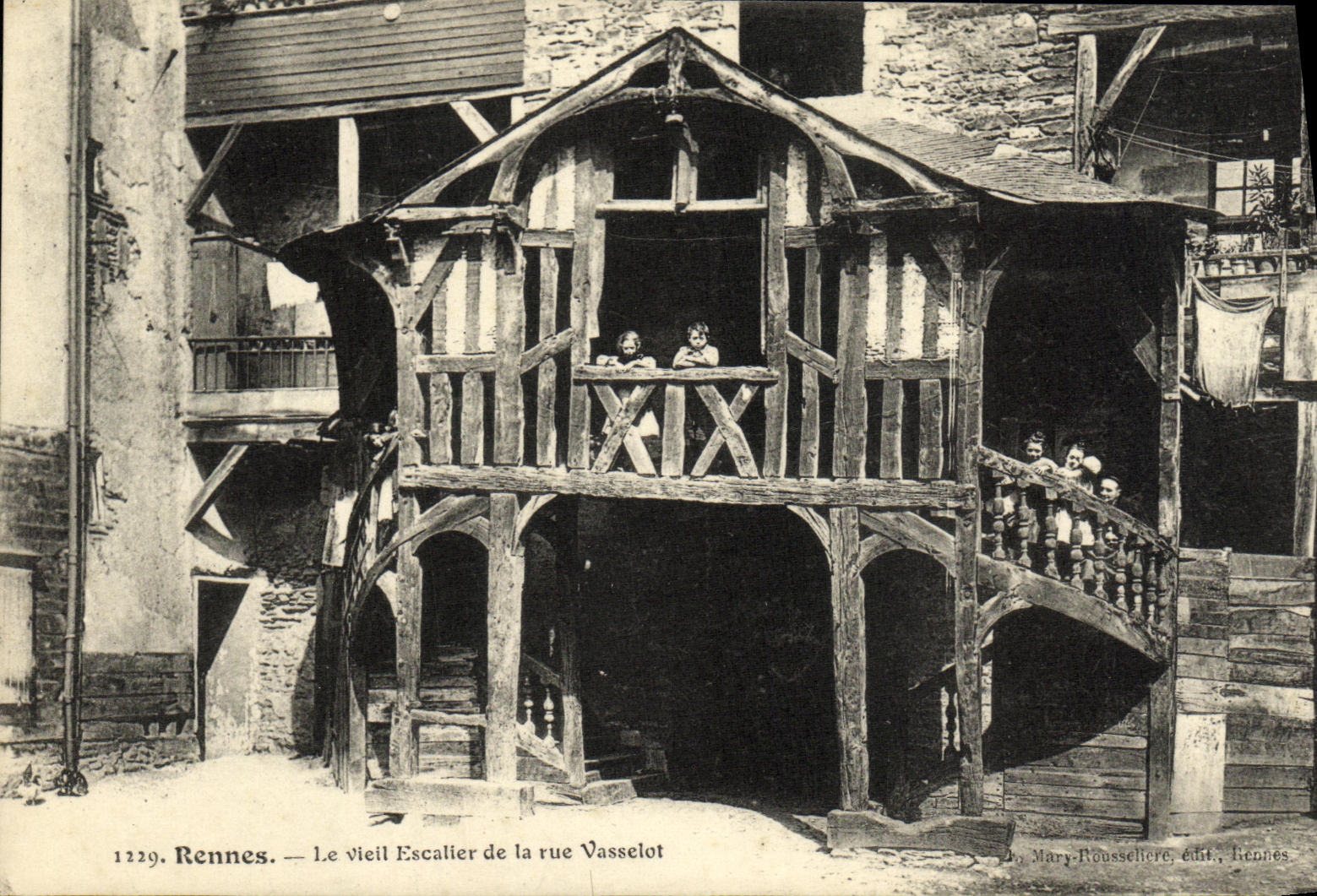 CPA Rennes Le Vieil Escalier de la rue Vasselot Enfants