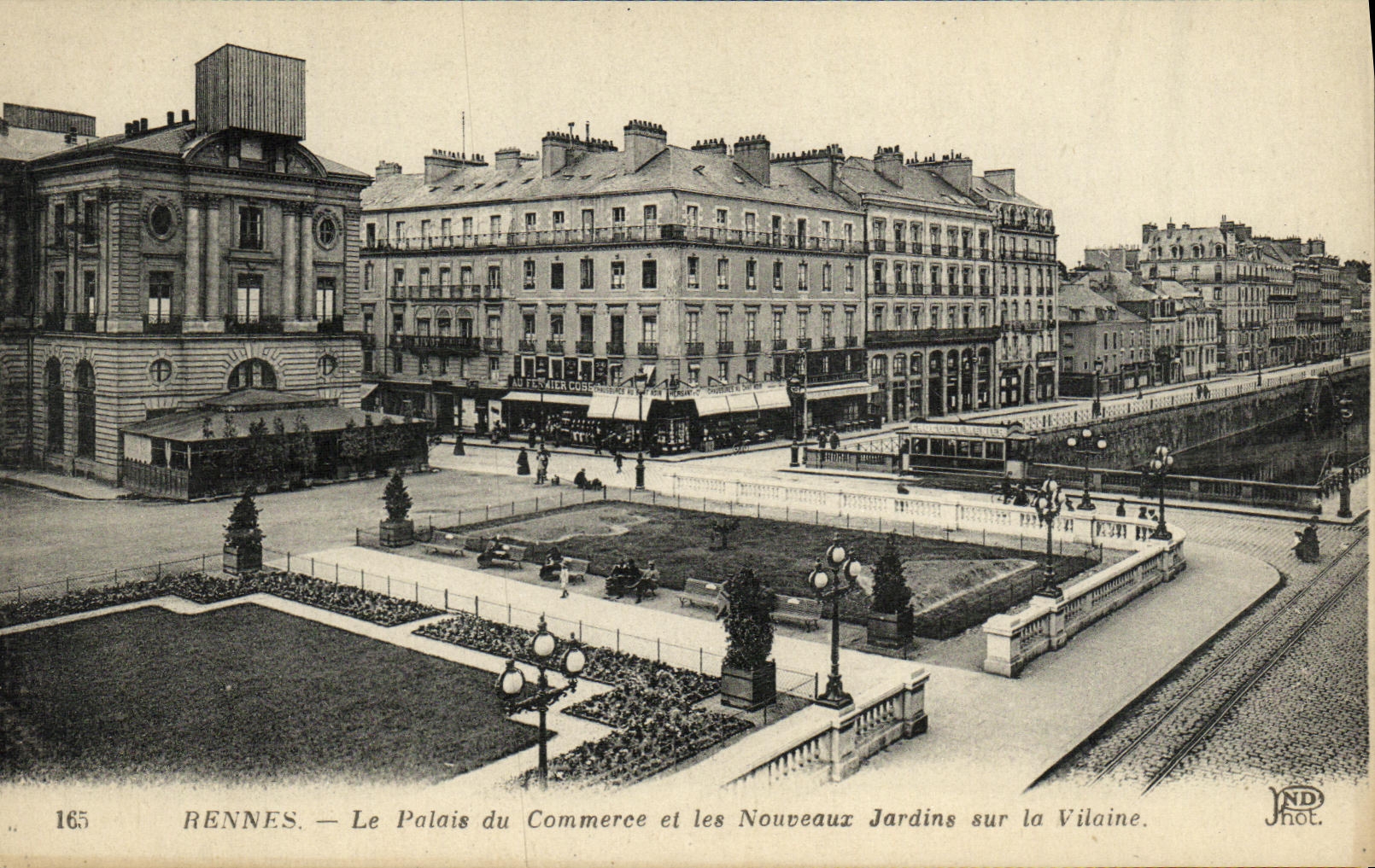 CPA Rennes Le Palais du Commerce et les Nouveau Jardins sur la Vilaine