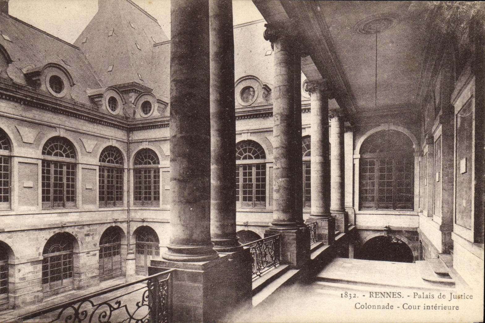 CPA Rennes Palais de Justice Colonnade Cour Interieure