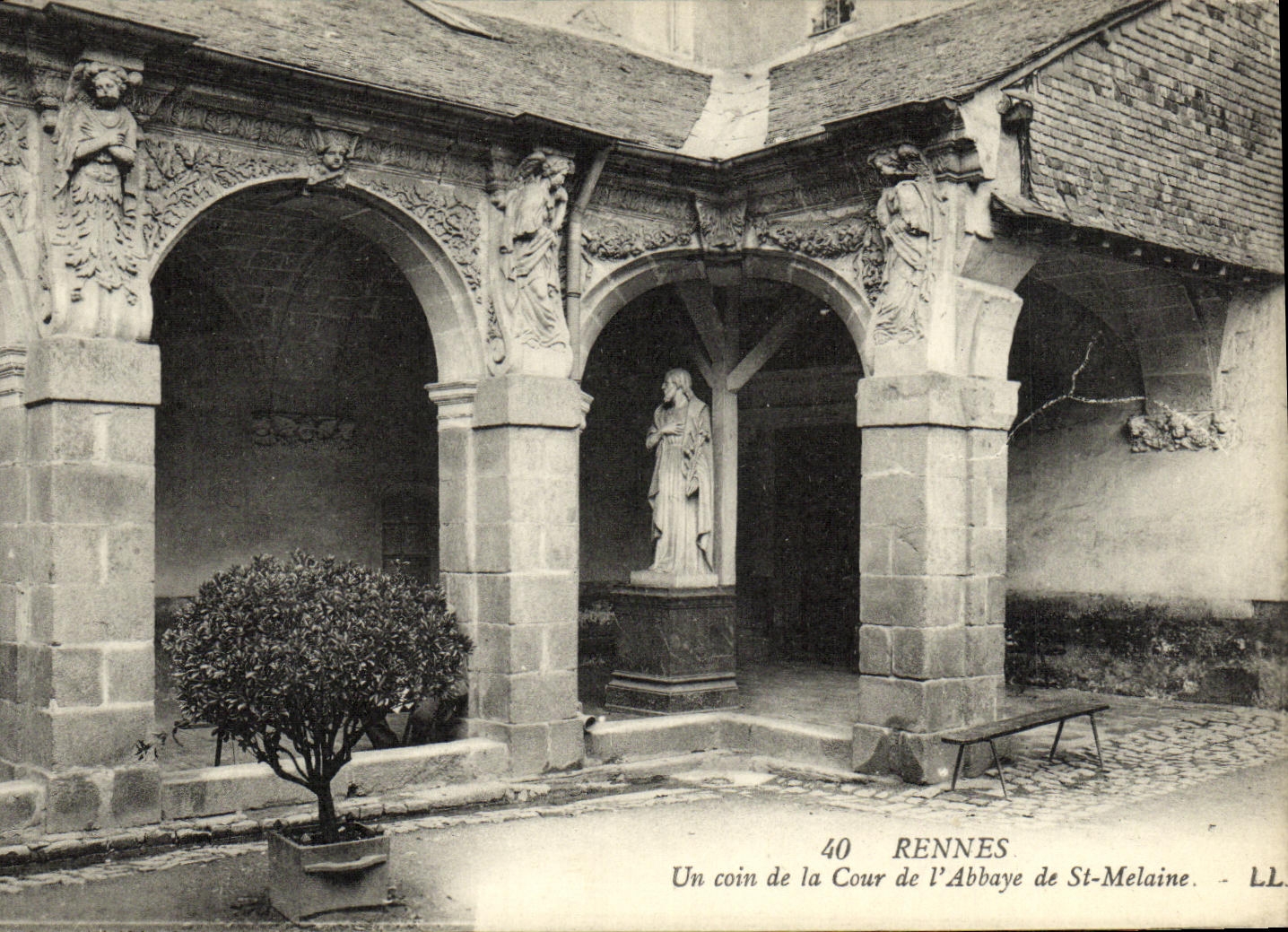 CPA Rennes Un coin de la Cour de l Abbaye de St Melaine