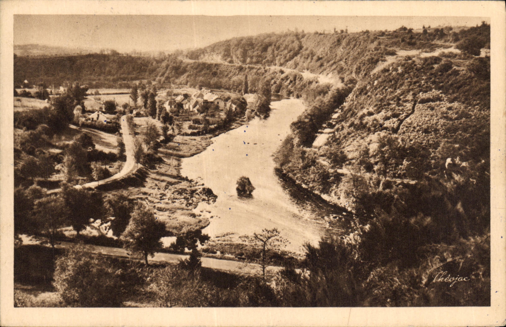 CPA La Vallee de la Creuse La Creuse en aval de la Roche aux Moines