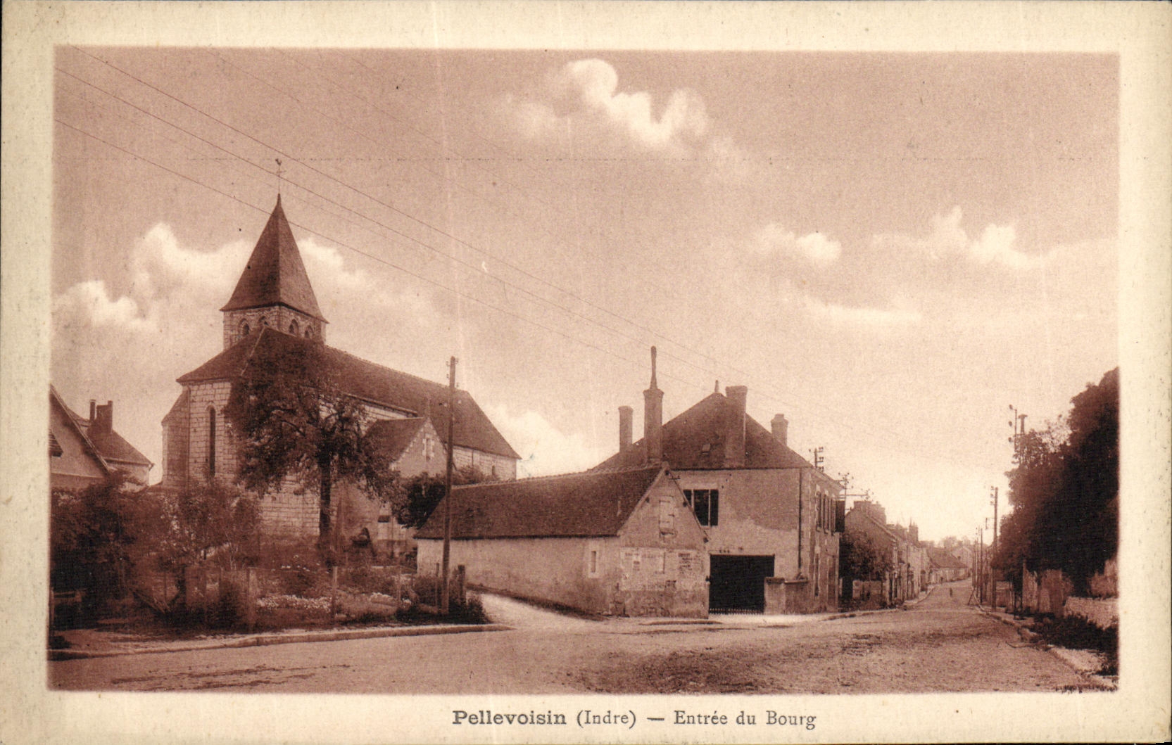 CPA Pellevoisin Entree du Bourg
