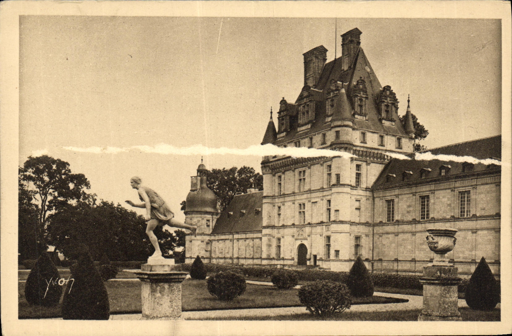CPA Chateau de Valencay Le Donjon vue prise du Jardin a la francaise