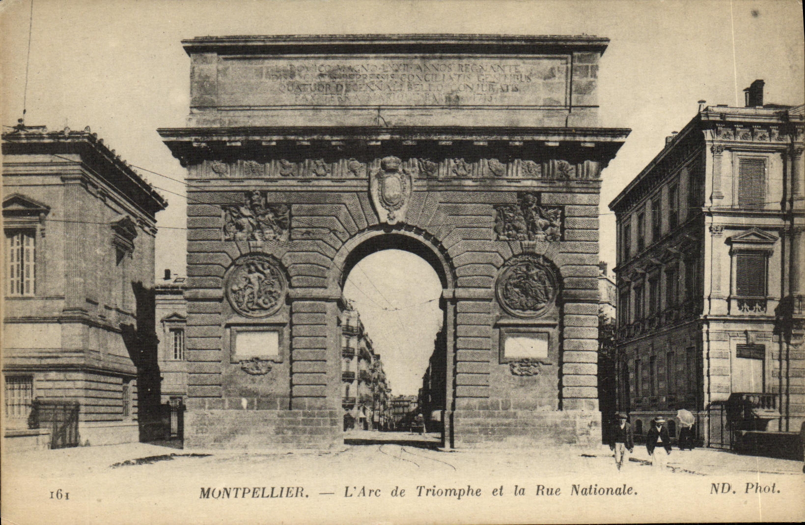 CPA Montpellier L arc de Triomphe et la Rue Nationale