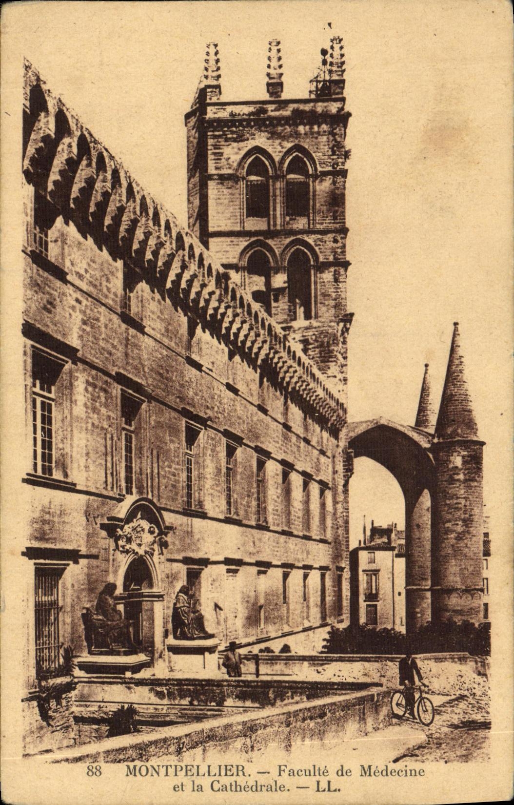 CPA Montpellier Faculte de Medecine et la Cathedrale