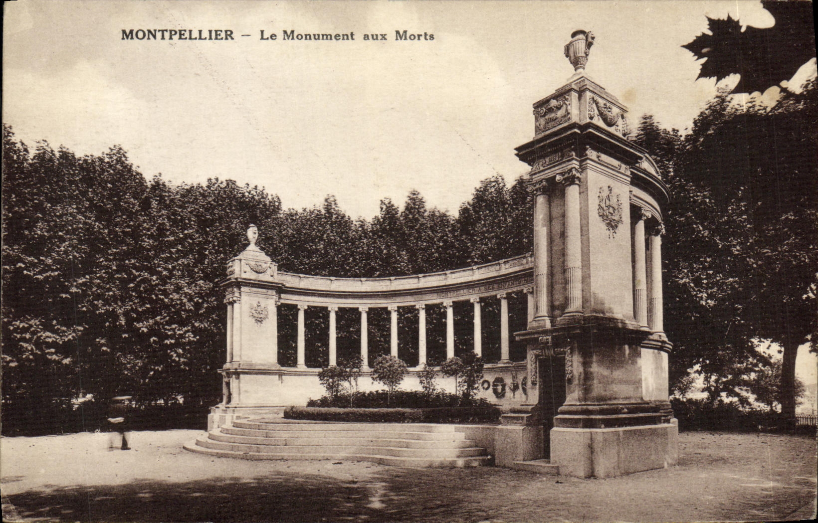 CPA Montpellier Le Monument aux Morts 