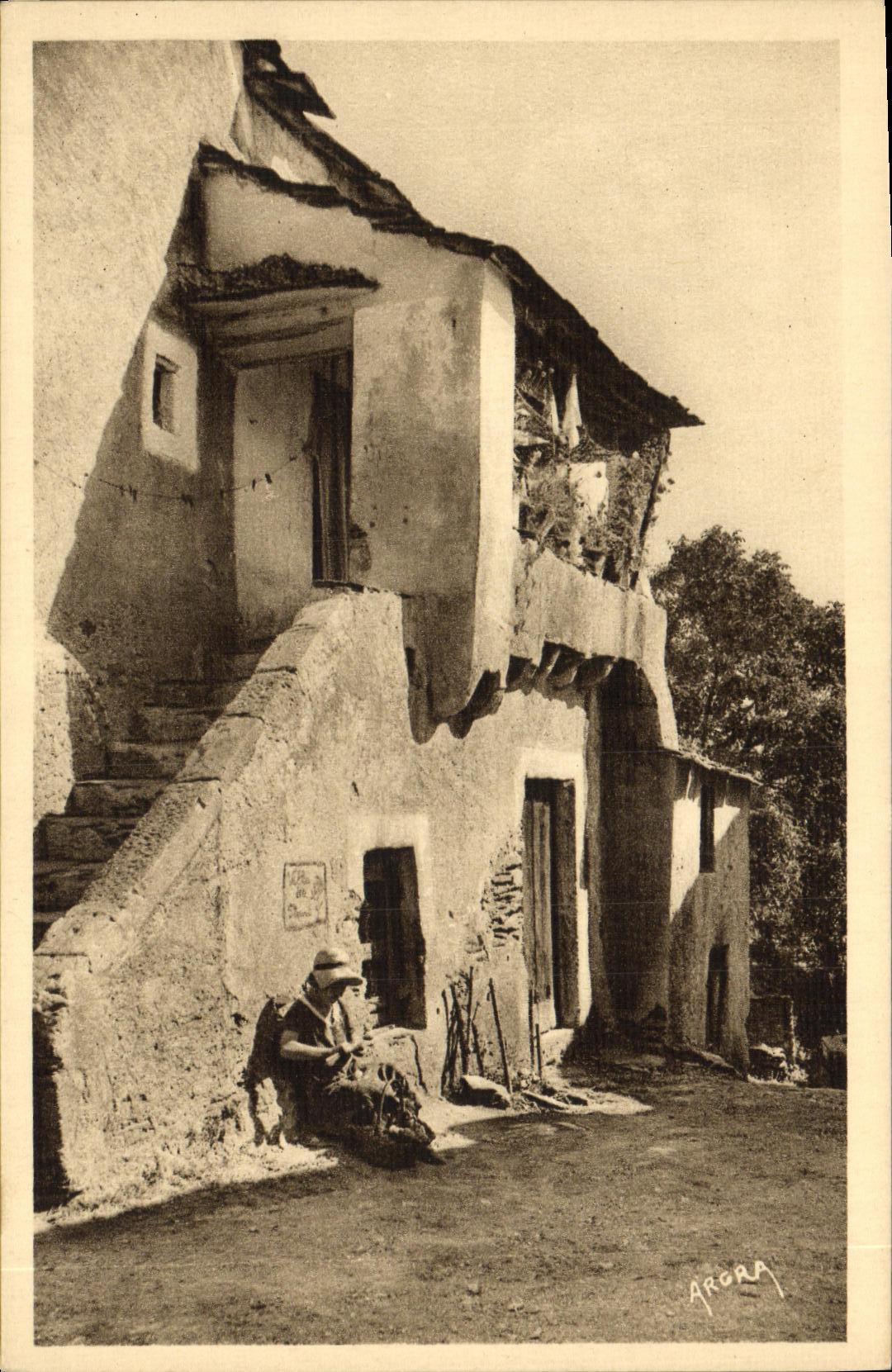 CPA Lamalou les Bains une maison cevenole a Villecelle Folklore Femme