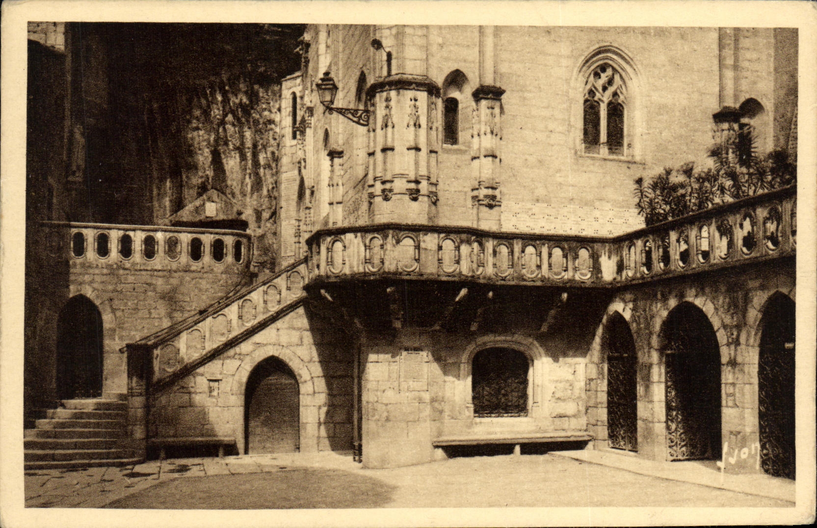 CPA Rocamadour Le Parvis A gauche l escalier de la chapelle miraculeuse
