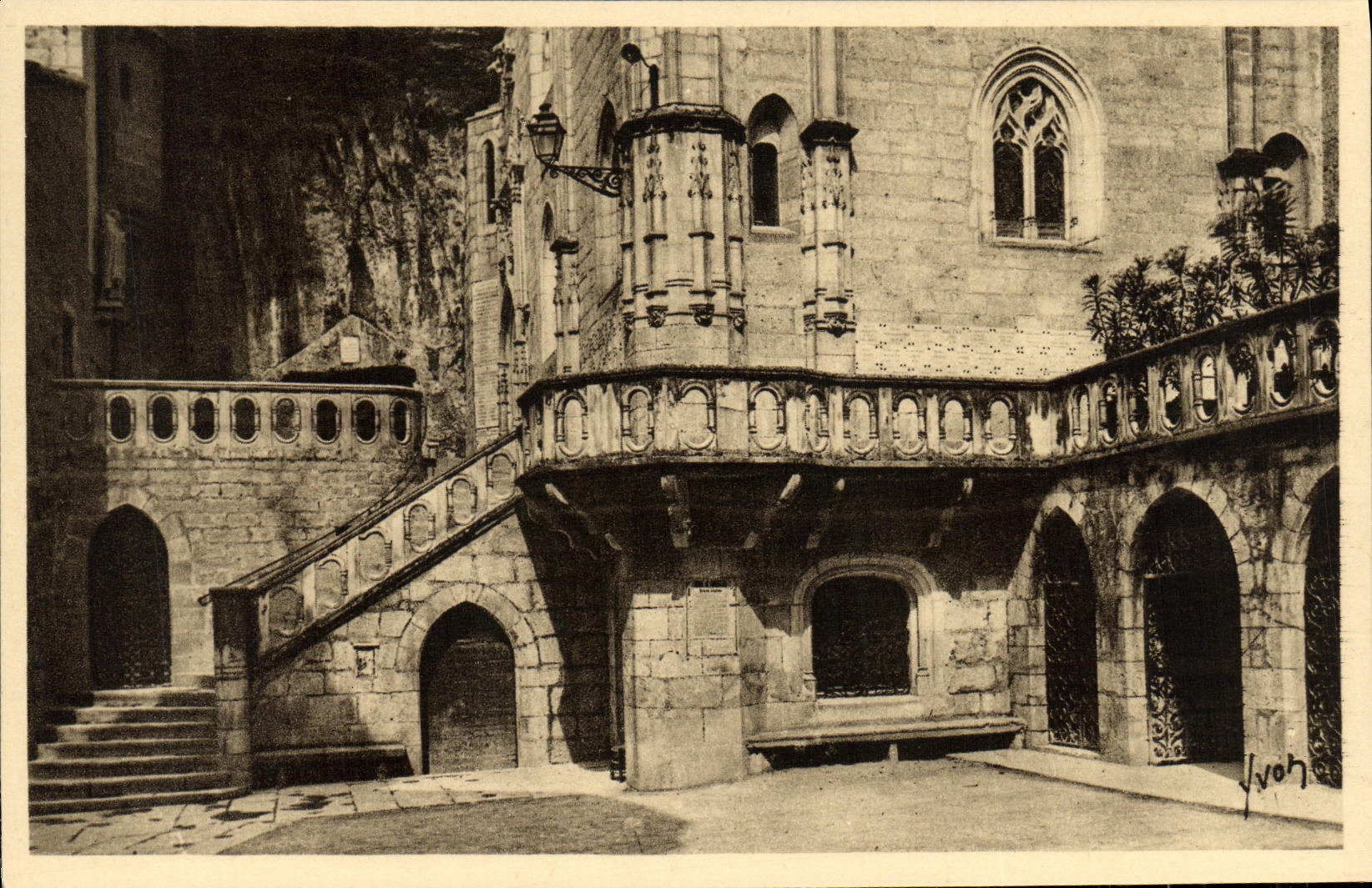 CPA Rocamadour Le Parvis A gauche l Escalier de la Chapelle Miraculeuse 