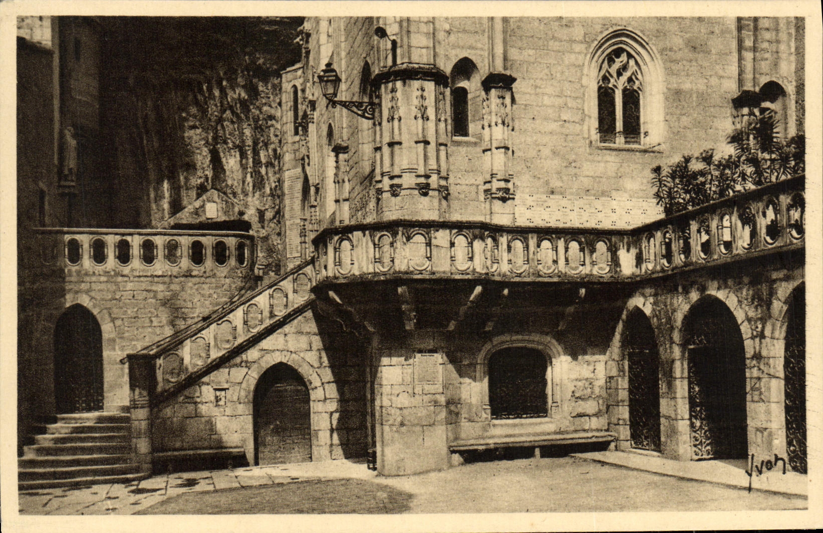 CPA Rocamadour Le Parvis A gauche l Escalier de la Chapelle Miraculeuse