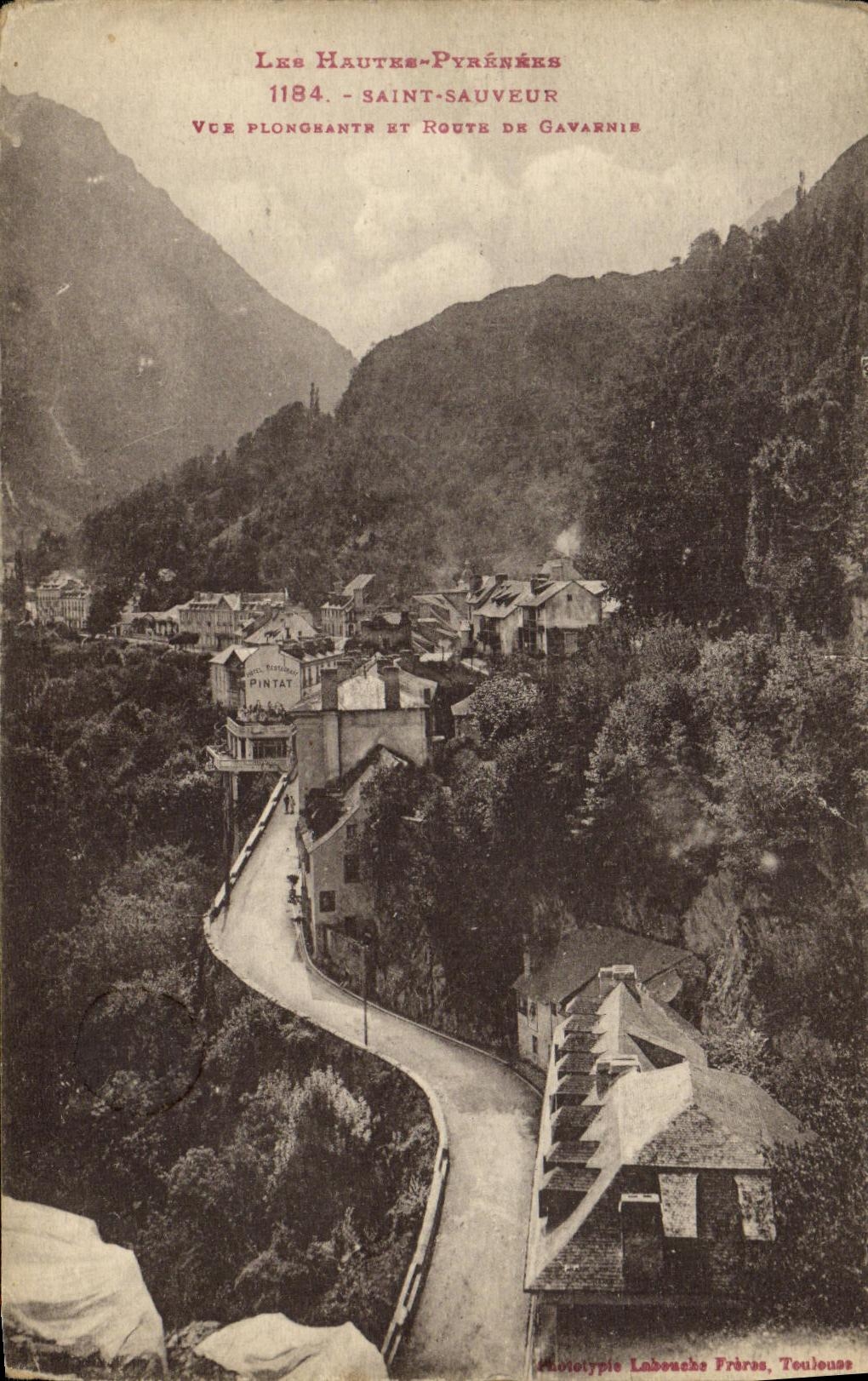 CPA Saint Sauveur Vue plongeante et route de Gavarnie
