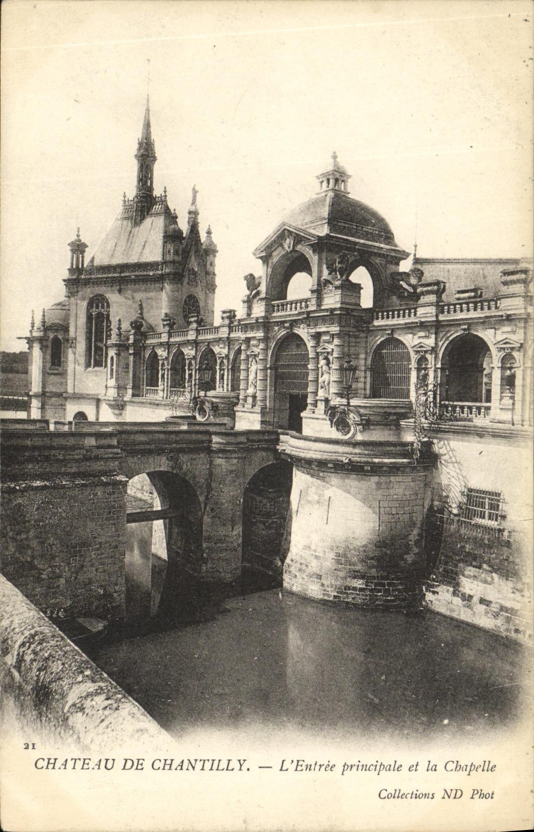CPA Chateau de Chantilly L entree Principale et la Chapelle