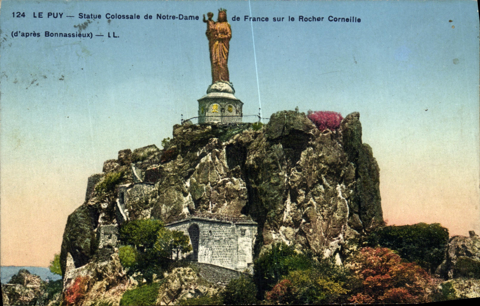 La POSTAL Puy de la VENDIMIA gobierna colosal de Notre Dame de Francia en la roca de Corenille