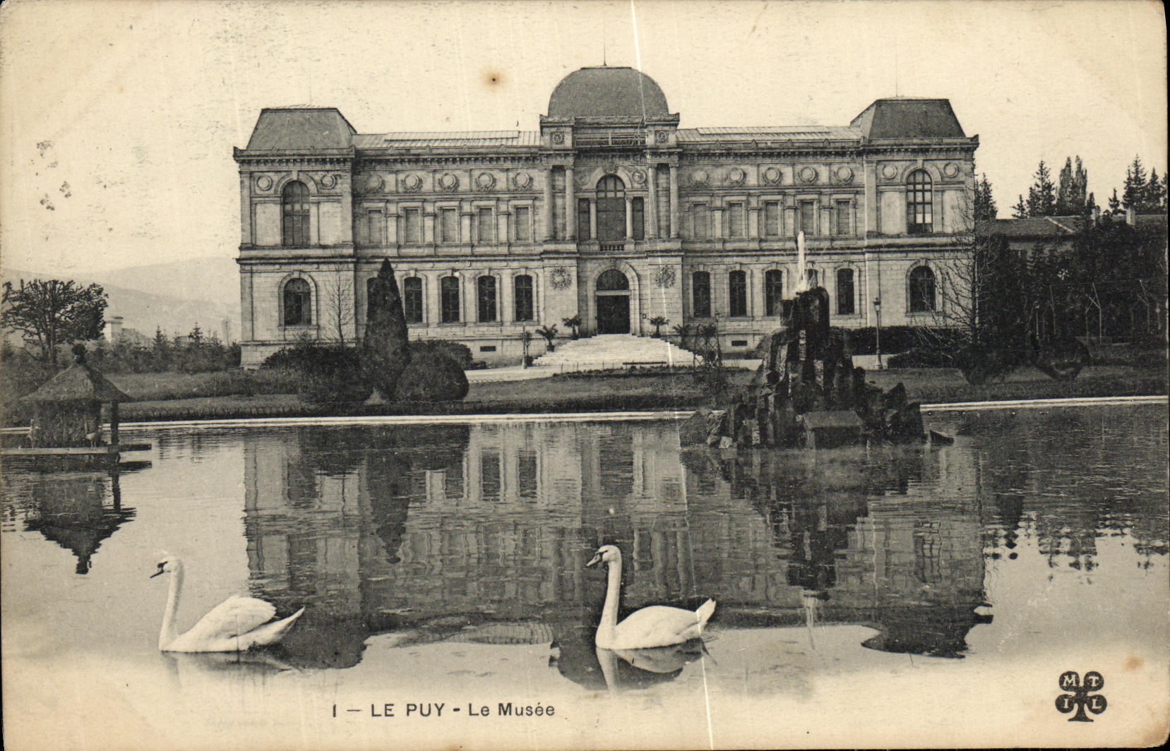 VINTAGE POSTCARD Puy the Museum Swans