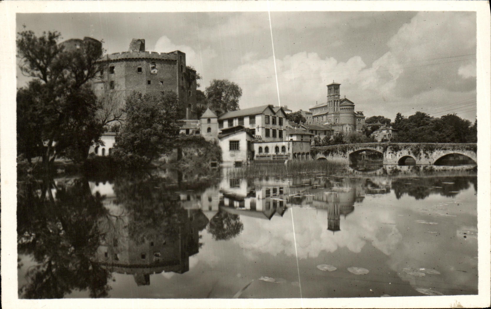 Castillo del viejo hombre de Clisson Notre Dame de la POSTAL de la VENDIMIA