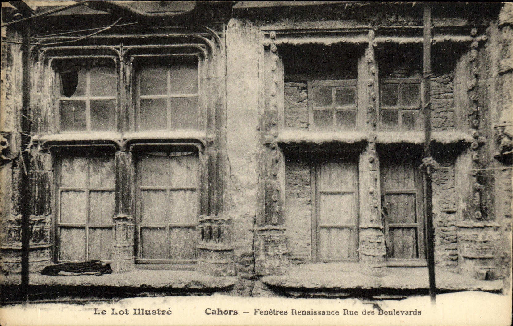 VINTAGE POSTCARD Cahors Windows Renaissance Street Of the boulevards