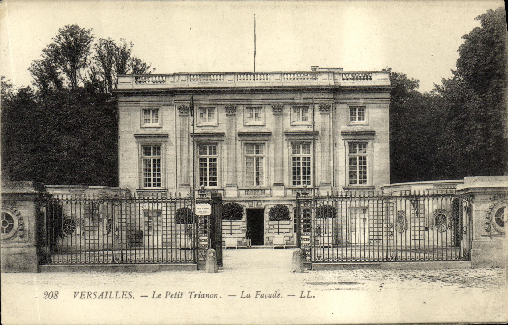 CPA Versailles Le Petit Trianon La facade