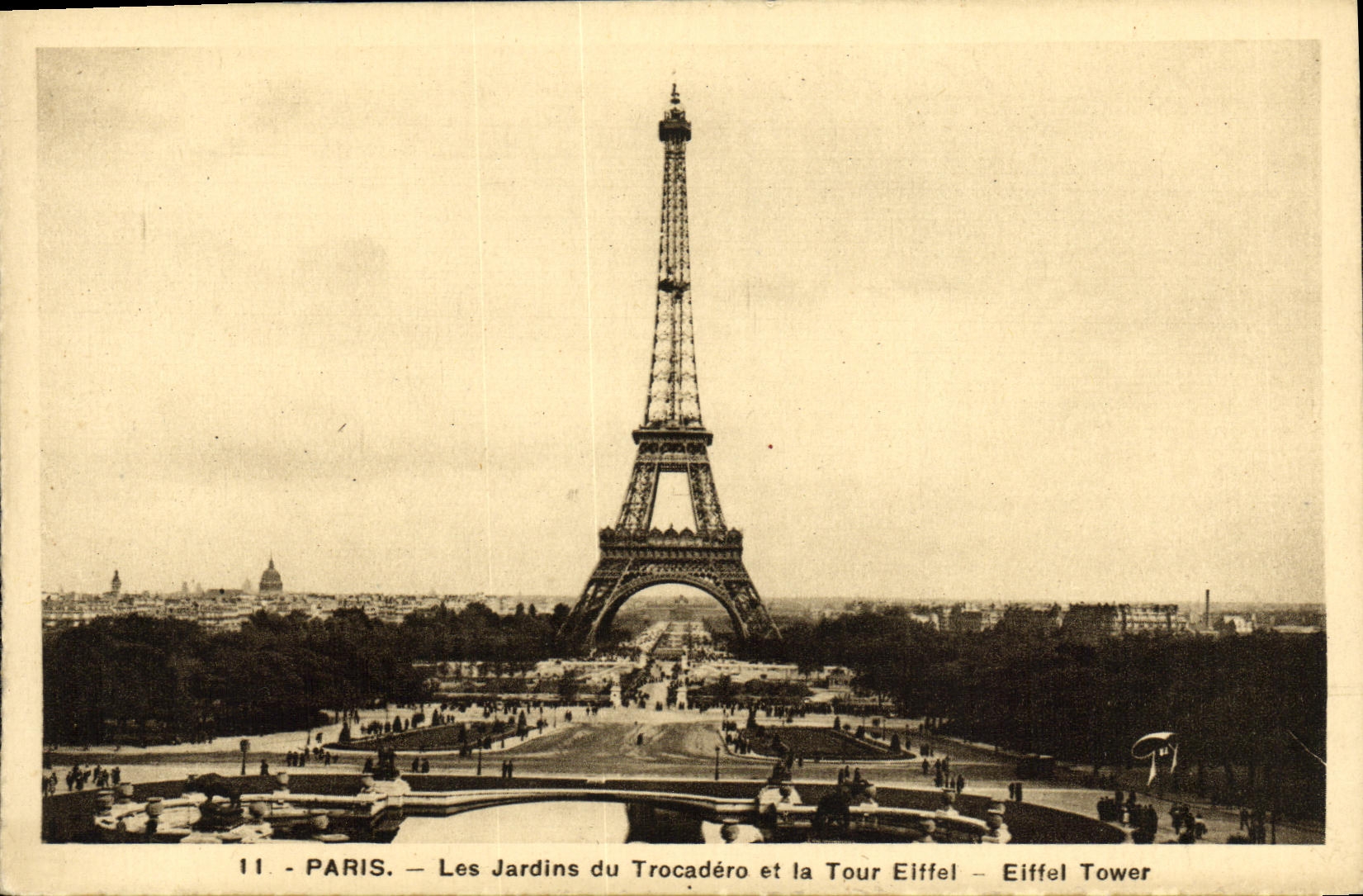 CPA Paris Les Jardins du Trocadero et la Tour Eiffel