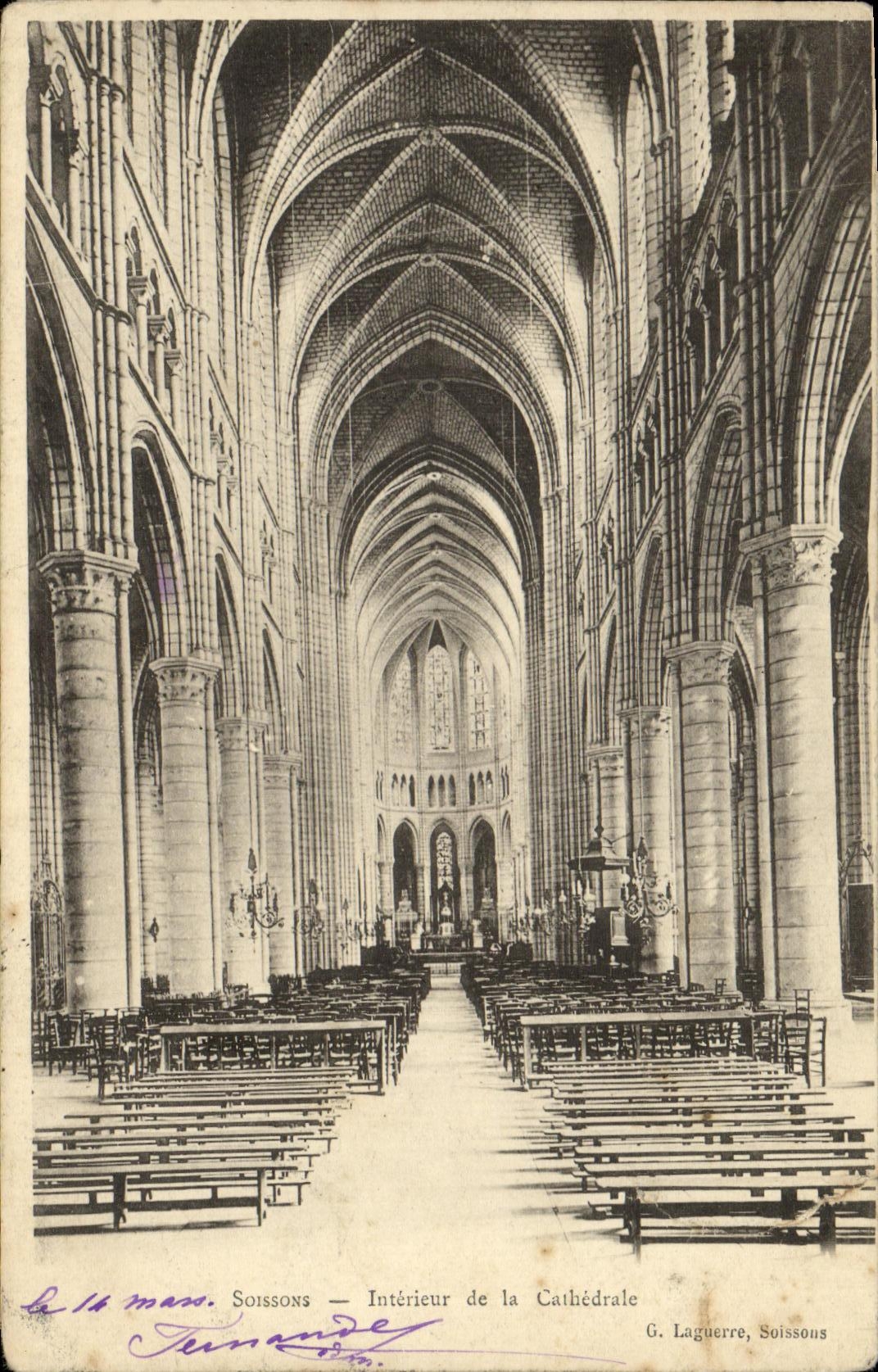CPA Soissons Interieur de la Cathedrale
