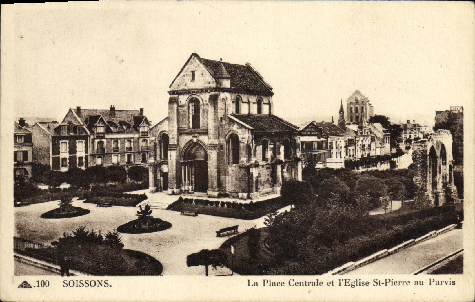 CPA Soissons La Place Centrale et l Eglise St Pierre au parvis