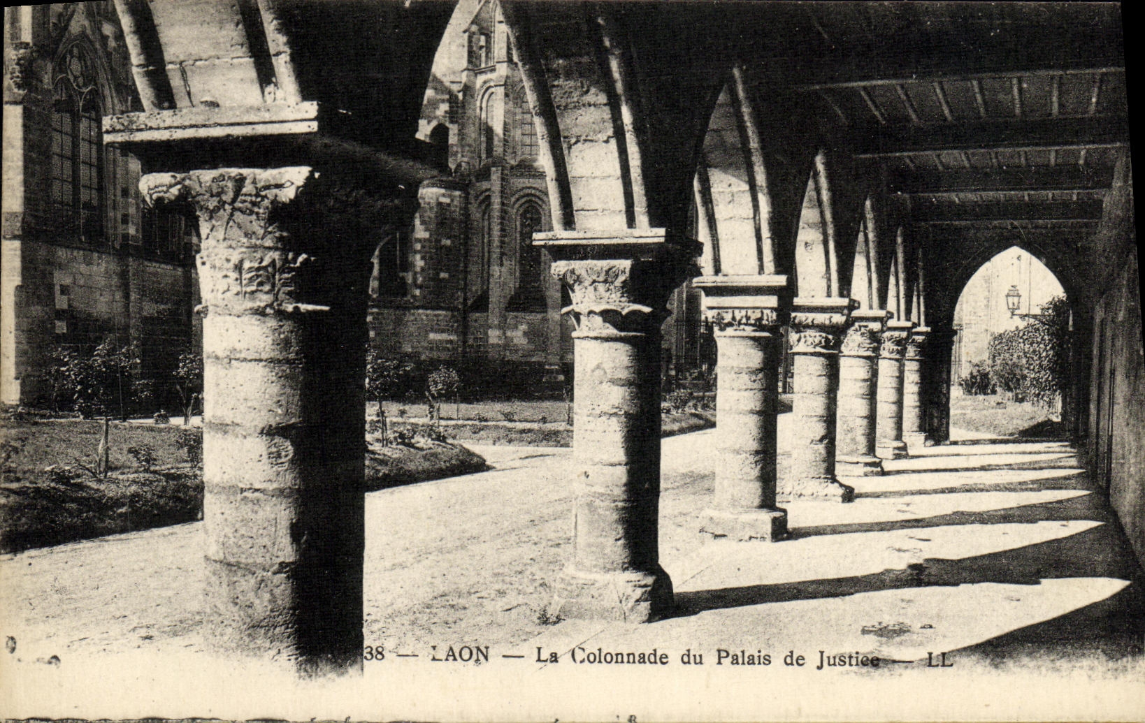 CPA Laon La Colonnade du Palais de Justice