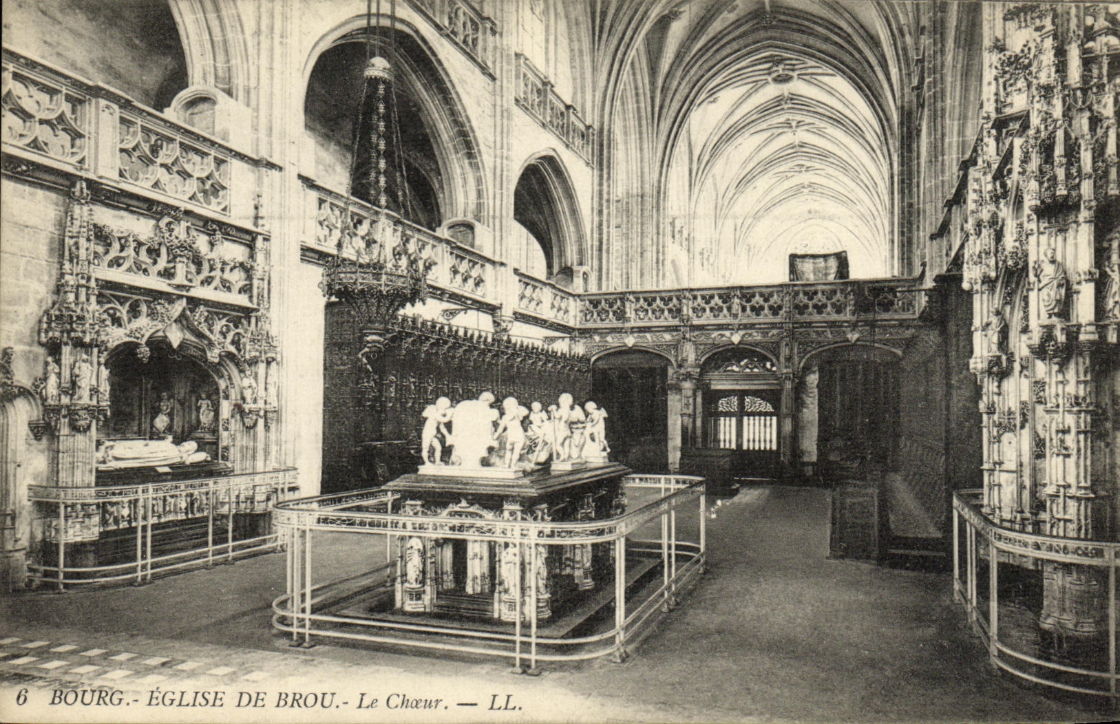 CPA Bourg de Eglise Le Choeur