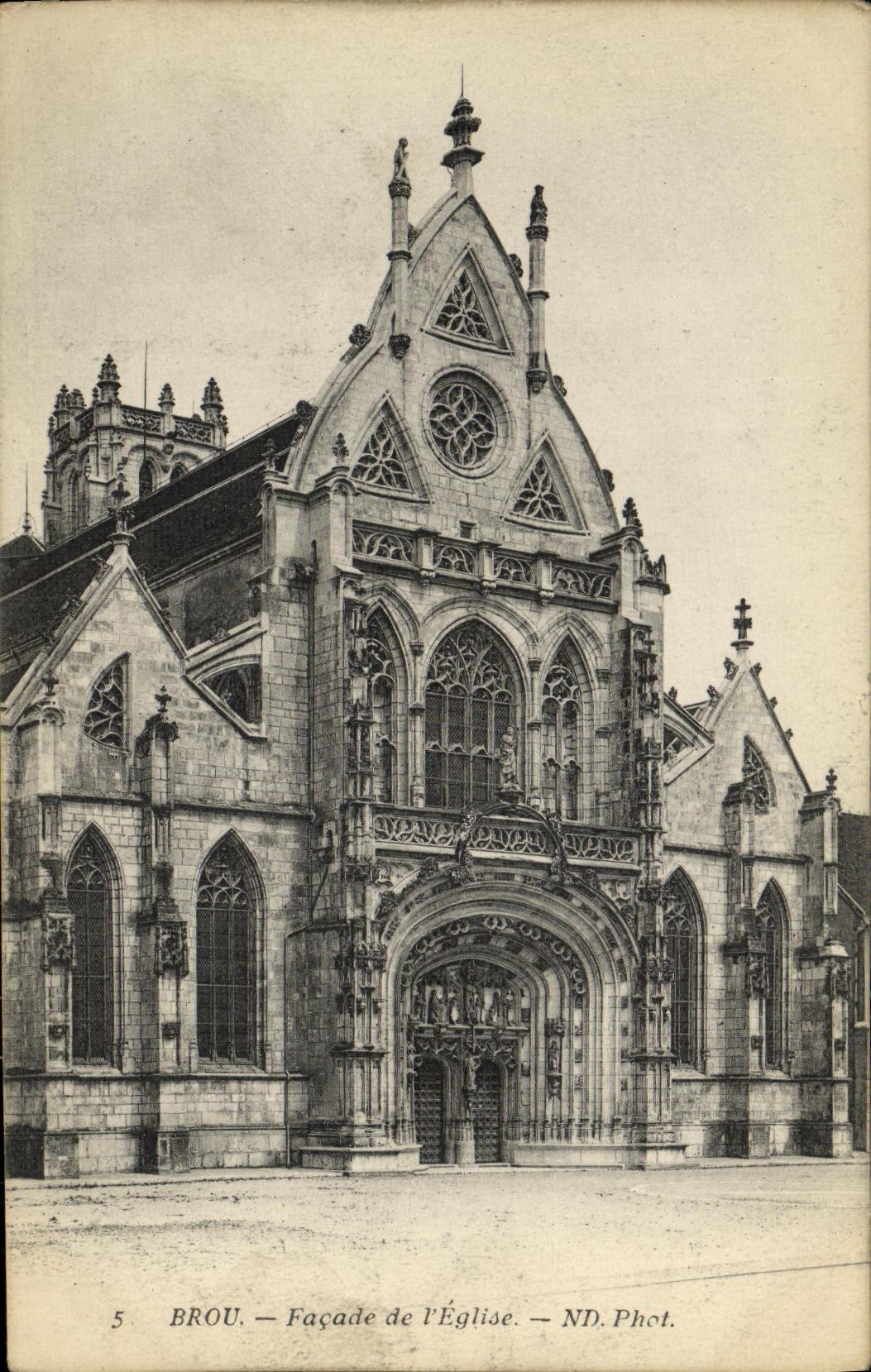 CPA Bourg de Eglise Facade de L Eglise 