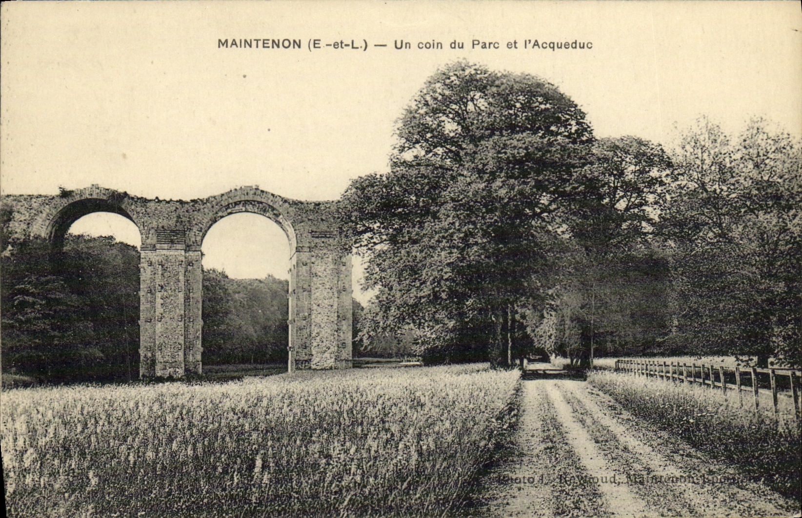CPA Maintenon Un Coin du Parc et l Acqueduc