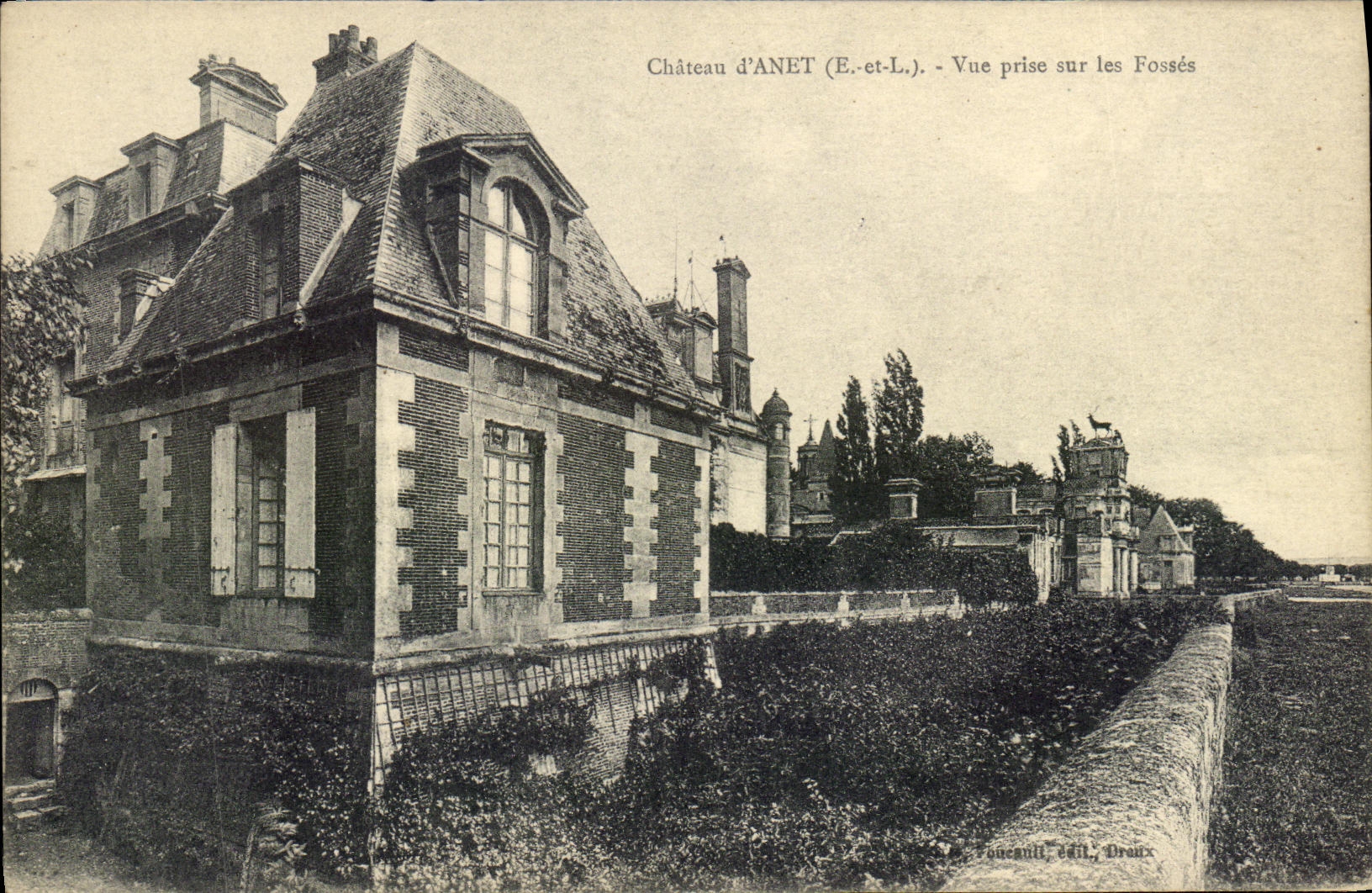 CPA Chateau d Anet Vue prise sur les fosses