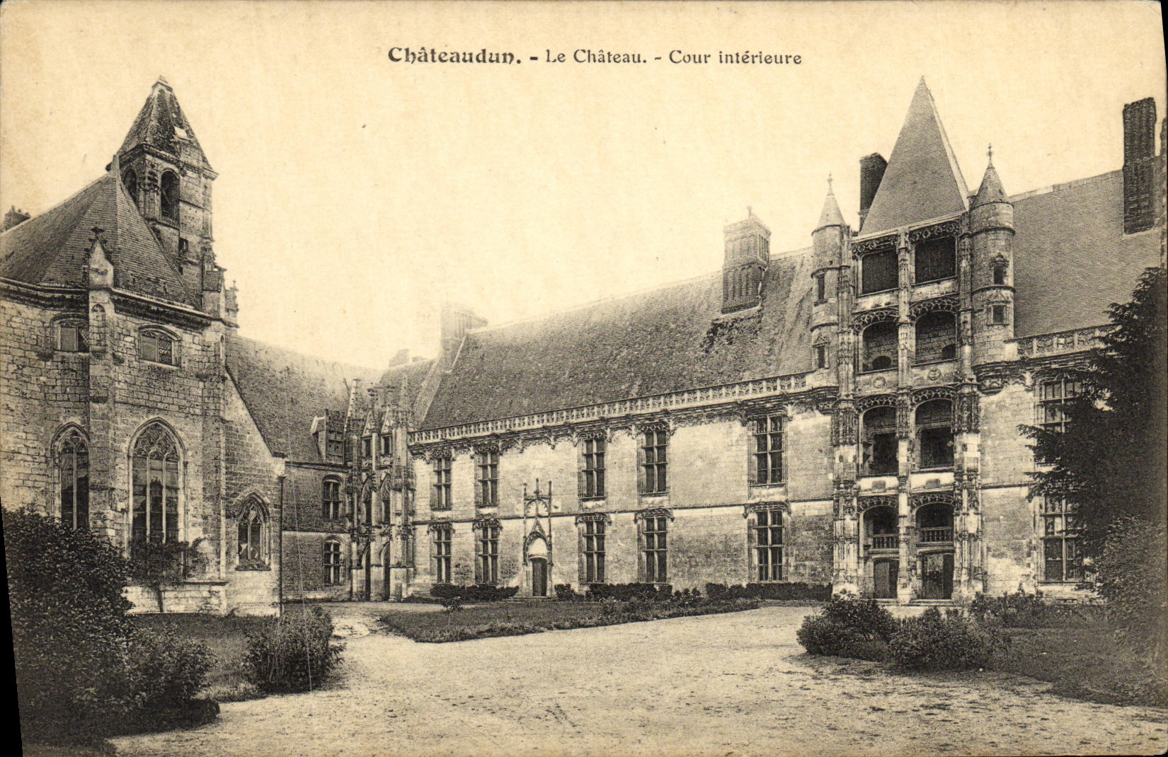 CPA Chateaudun Le Chateau Cour Interieure