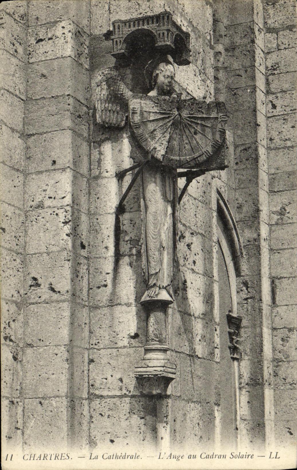 CPA Chartres Cathedrale L Ange au Cadran Solaire