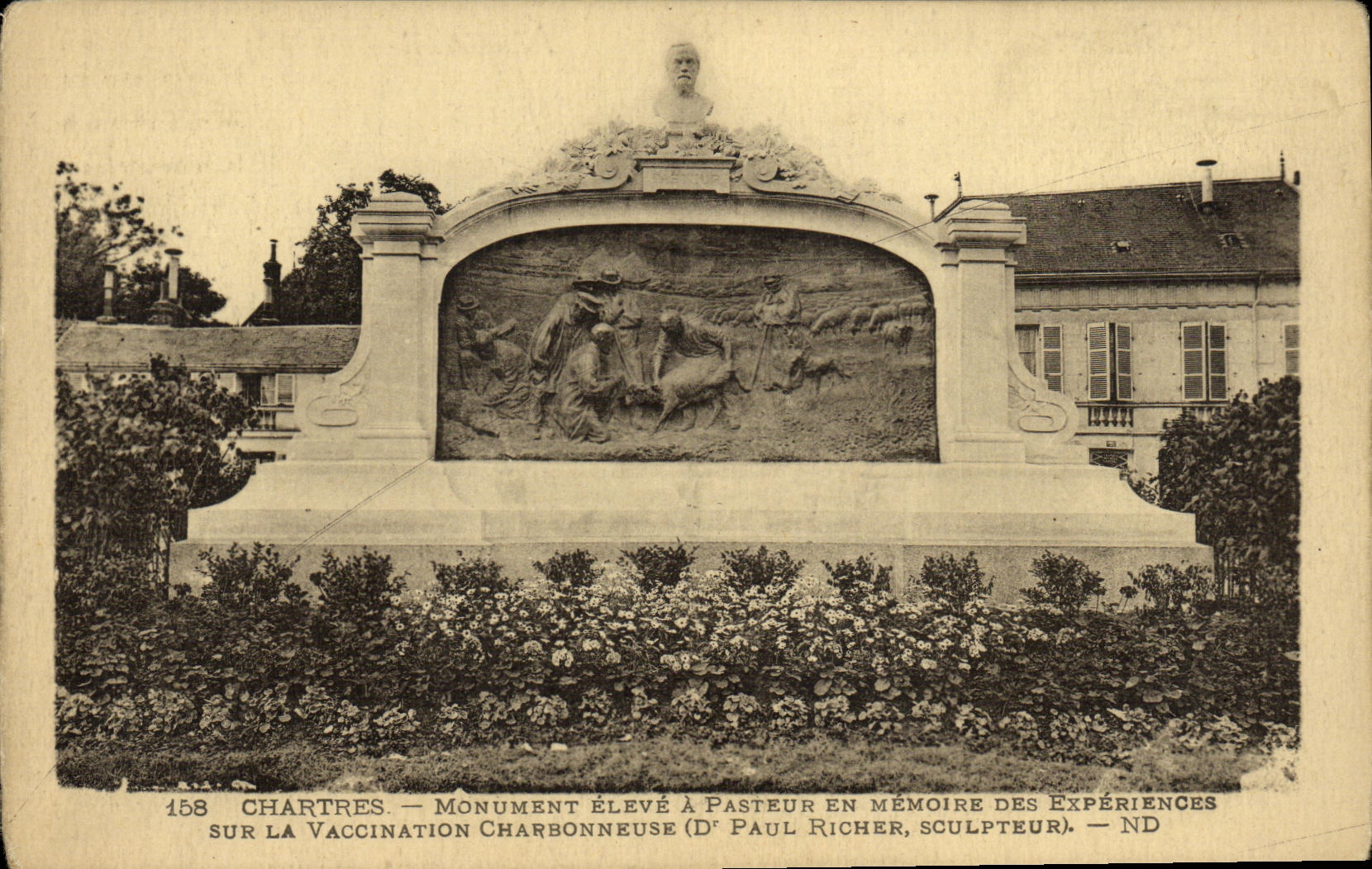 CPA Chartres Monument Eleve A Pasteur En Memoire des experiences sur la vaccination de Pasteur