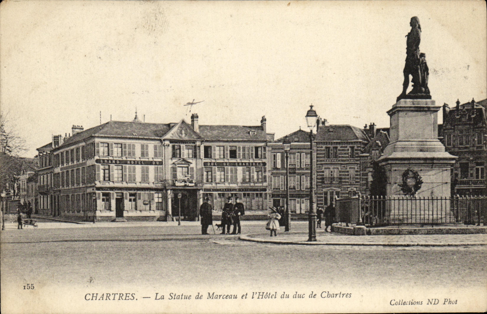 CPA Chartres La Statue de Marceau et L Hotel du Duc de Chartres